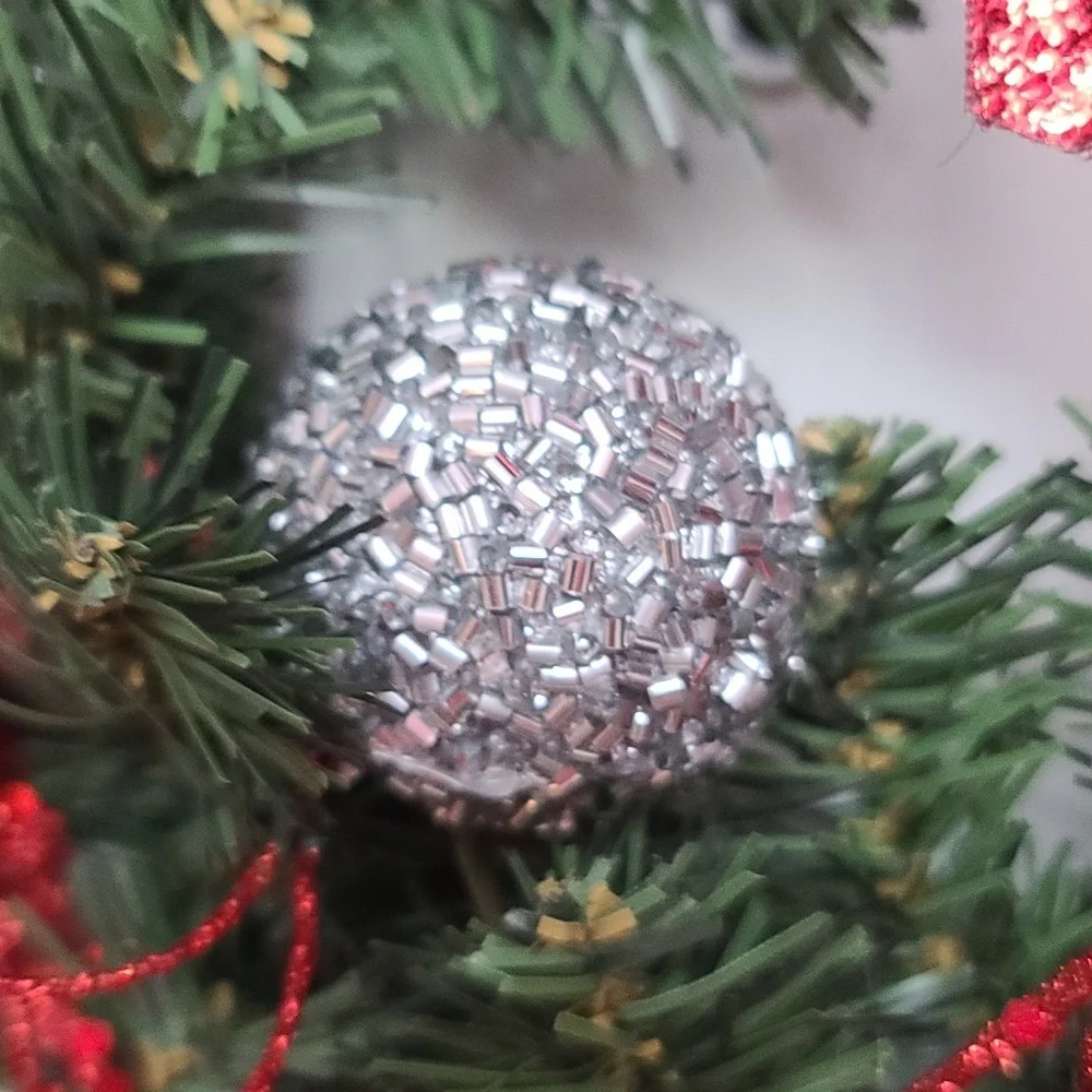 CHRISTMAS NWT Winter Seasonal Holiday Wreath Glitter & Beaded Ornaments